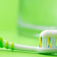 كيفية اختيار معجون الأسنان والكريم المناسبين بناءً على العلامات الموجودة على الأنابيب - ماذا تعني الخطوط الملونة؟